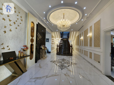 Luxury House with 6 Bedrooms Image 5