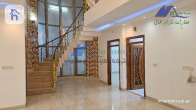 Modern 4-Bedroom Home with Elegant Design Resim 5