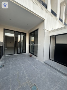 House Opposite Garden image 3