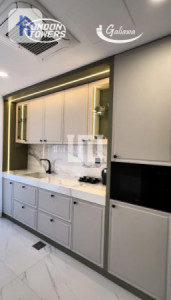 Spacious 245m² Apartment in London Towers Image 9