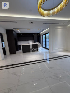 Luxurious Villa with 6 Bedrooms Image 10