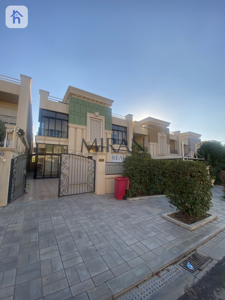 Modern 5-Bedroom House in Atconz