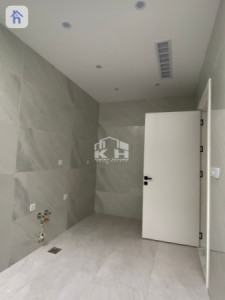 Modern House with Multiple Bedrooms Image 6