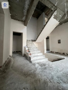 Spacious Villa with 9 Bedrooms Image 15