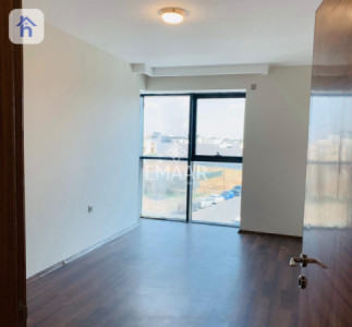 Modern 4 Bedroom Apartment image 6