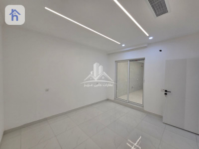 Modern Home with 5 Bedrooms Image 11