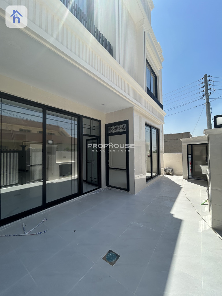 Modern House with 4 Bedrooms Image 2