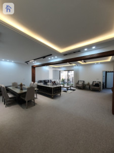 Elegant 5-Bedroom Villa image 2