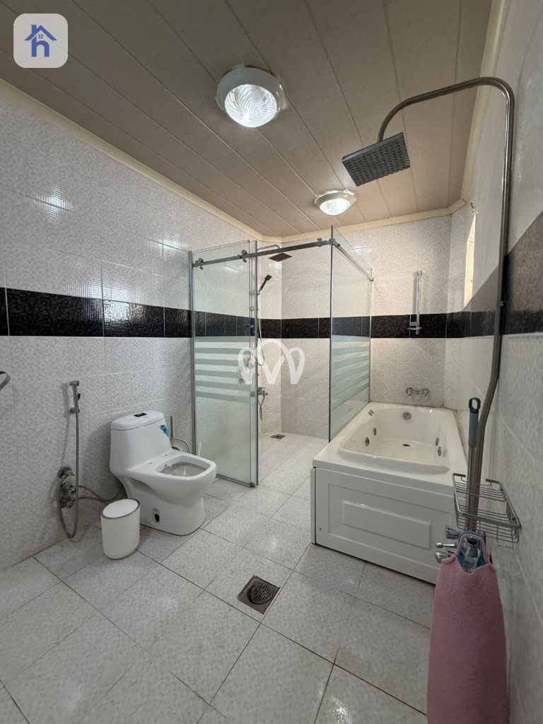 Spacious House with 6 Bedrooms Image 19