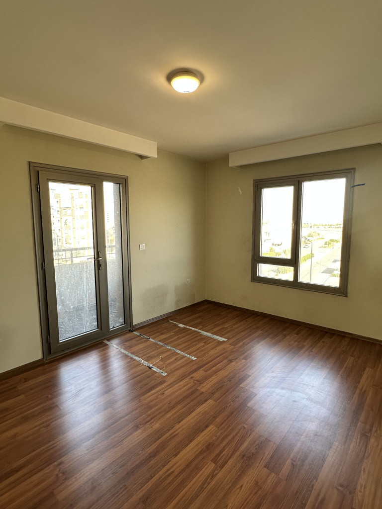 شقة حديثة بثلاث غرف نوم في مدينة جيهان للبيع