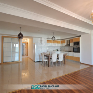 Spacious Apartment with Stunning Views Image 4