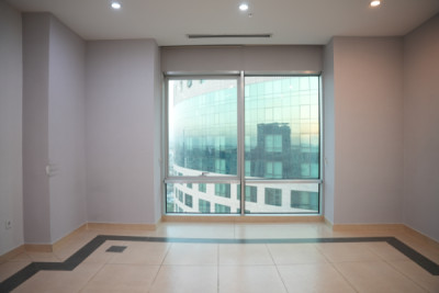 Modern office in prime location image 4