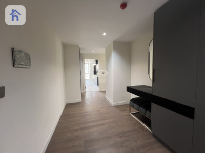 Modern Apartment in Prime Location Image 7