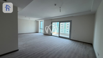 Spacious Apartment in Empire Square image 4