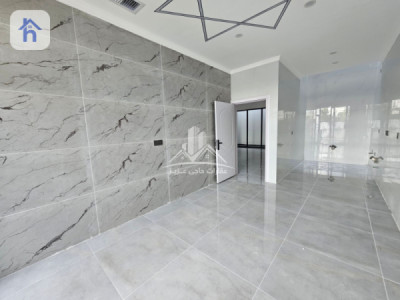 منزل بخمس غرف نوم كبير للبيع صورة 7