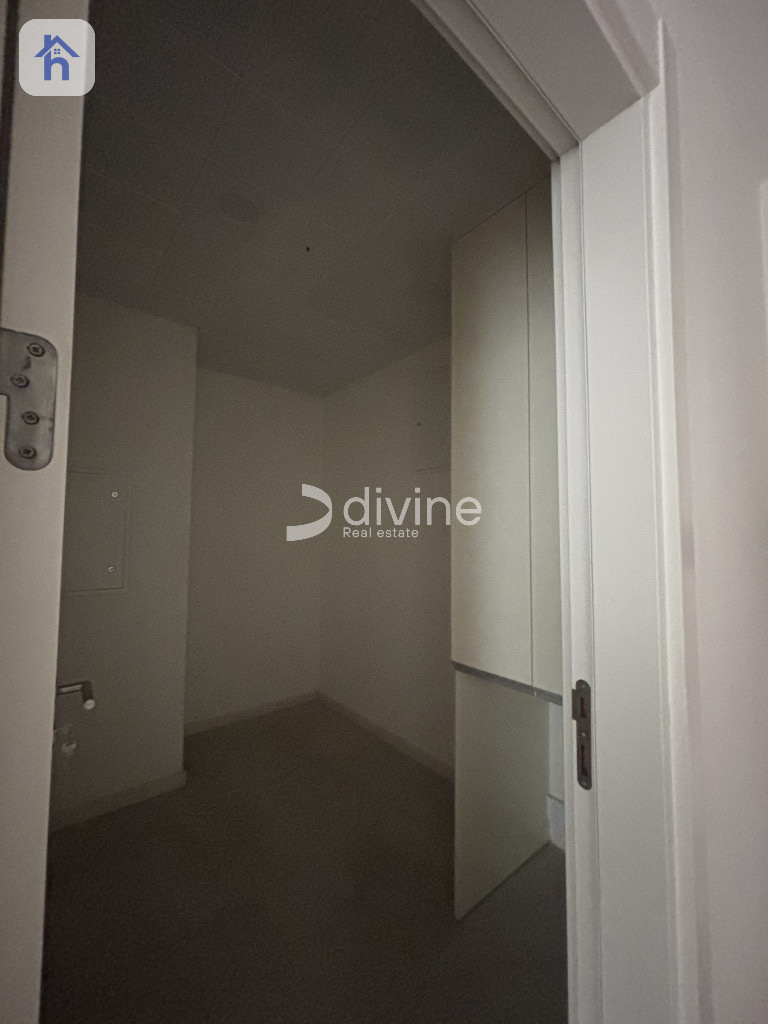 Luxurious Apartment in Prime Location Image 2