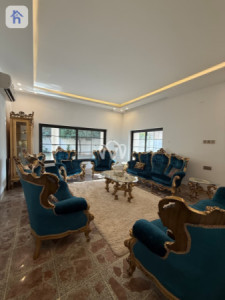 Spacious House with 6 Bedrooms Image 4