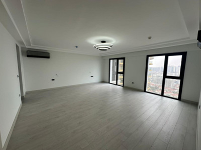 Modern 4-Bedroom Apartment image 4