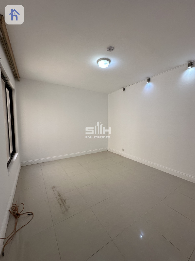 Spacious House in Dream City Image 17