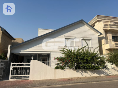 Spacious 5-Bedroom House in Italian Village 2 — 1