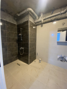 شوقەیەکی دوو ژووری نوستن لە باڵەخانەیەکی بەرز وێنە 6