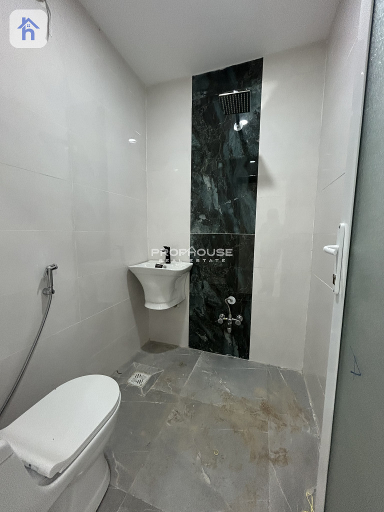 Modern Home with 4 Bedrooms Image 6