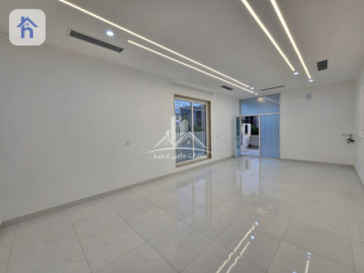 Modern Home with 5 Bedrooms Image 7