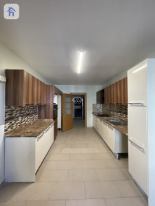 High-Floor Apartment with Spacious Rooms Image 4