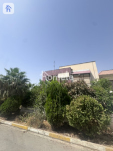 خانوو لەگەل باخچەیەکی فراوان وێنە 13