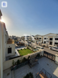 Elegant 5-Bedroom Villa Image 36