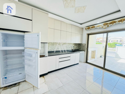 Spacious House with 5 Bedrooms Image 4
