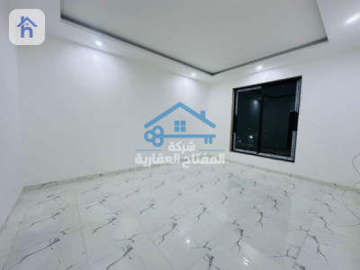 Spacious House with 5 Bedrooms Image 5