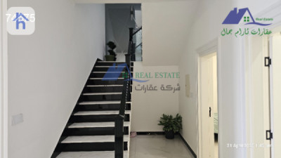 Spacious House with 5 Bedrooms Image 9