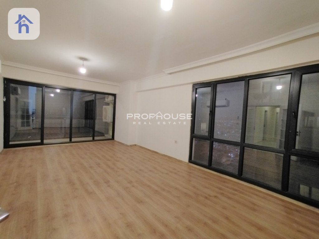 شقة واسعة ذات 3 غرف نوم