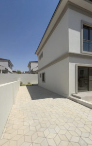 House Opposite Garden image 3