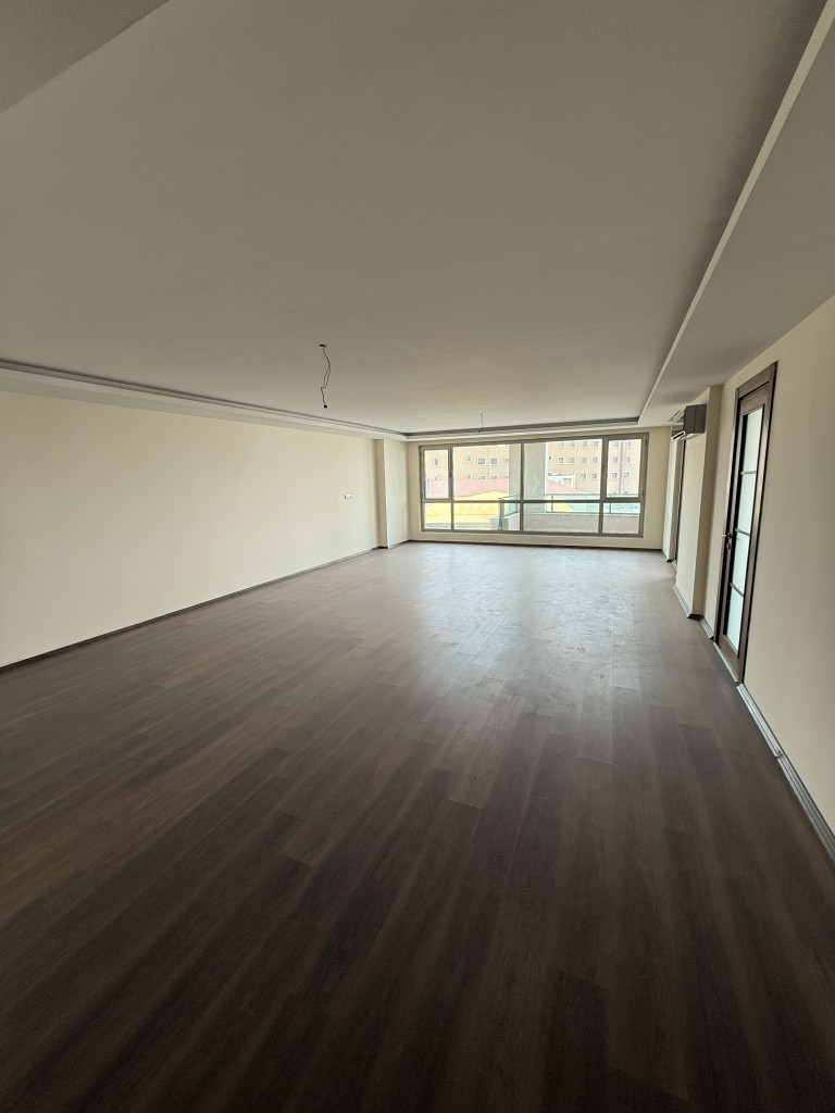 Modern 5-Bedroom Apartment