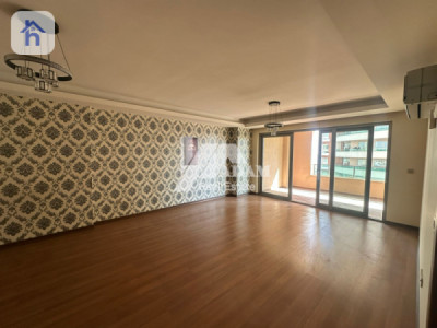 Spacious Apartment with Park View image 9