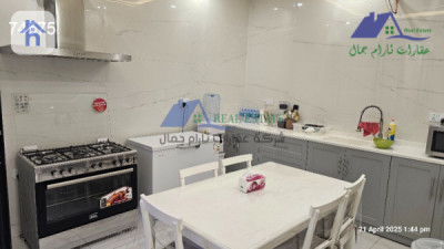 Spacious House with 5 Bedrooms Image 6