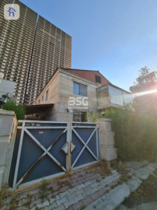 Spacious House with 5 Bedrooms for Rent — 1