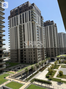 Spacious Apartment with Modern Design Image 3