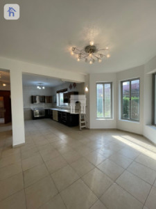 Spacious 5-Bedroom House in English Village Image 8