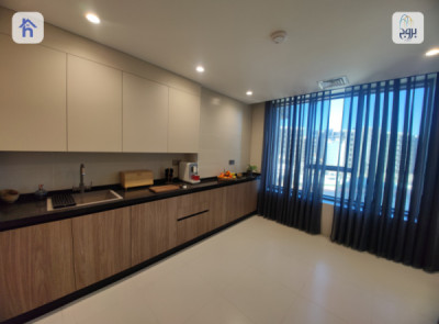 Spacious Apartment with Modern Design Image 7