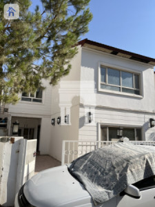 Spacious Commercial House, Ideal Location! image 1