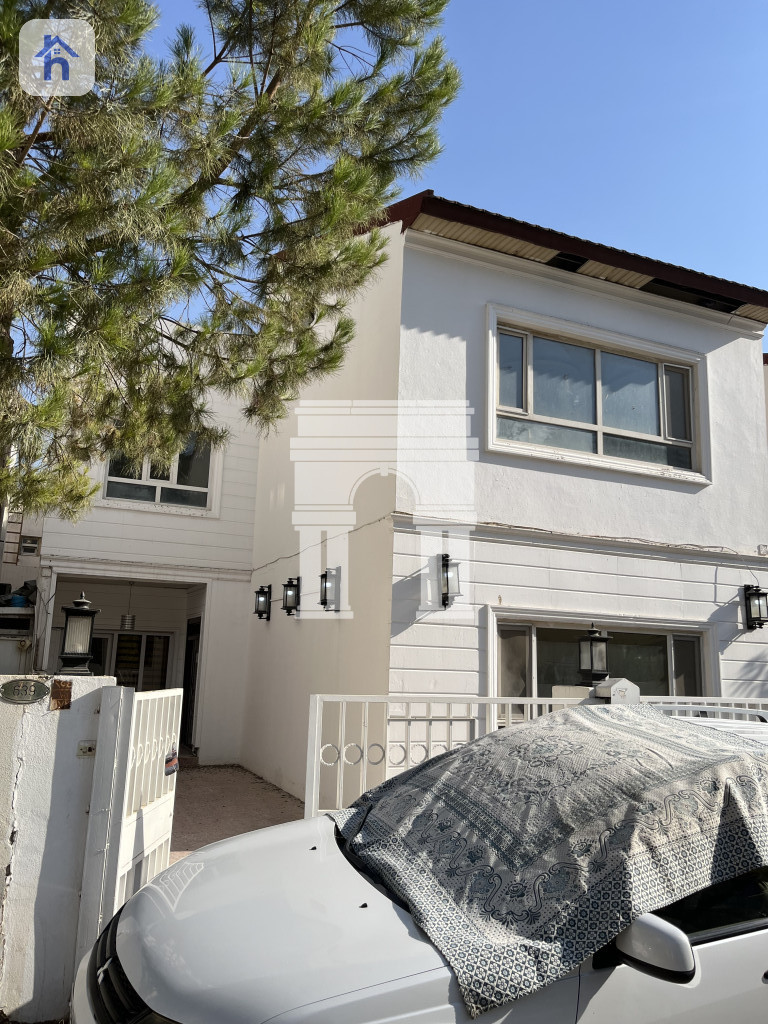 Spacious Commercial House, Ideal Location!