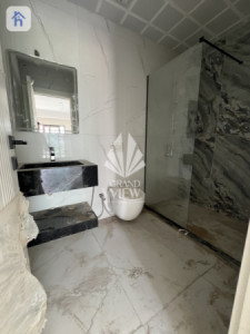 شقة حديثة بغرفتي نوم صورة 6