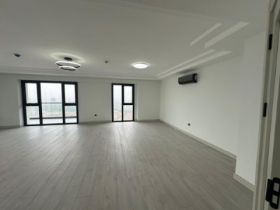 Modern 4-Bedroom Apartment image 7