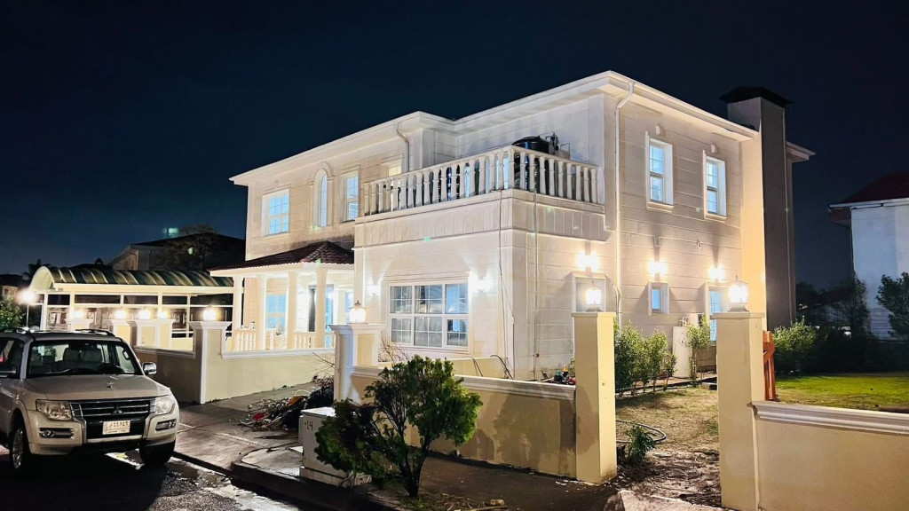 Elegant Home with 4 Bedrooms Image 6