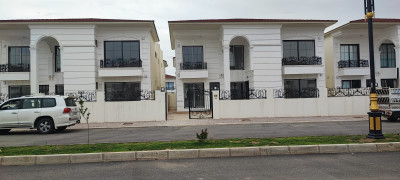 Spacious House with 4 Bedrooms image 1
