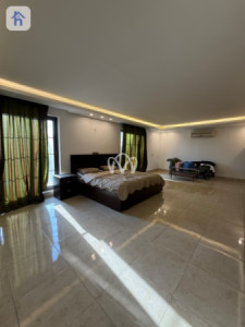 Spacious House with 6 Bedrooms Image 9