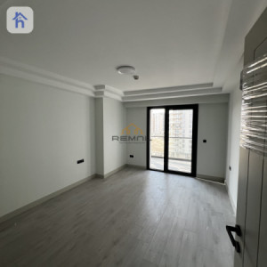 یەک ژووری فراوان دیمەنی باخچە بۆ کرێ لە ڕامی تاوەرز وێنە 7